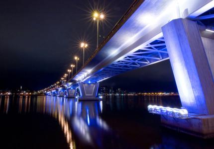 Beleuchtete Brücke